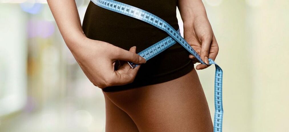 En kvinde registrerer resultaterne af effektivt vægttab