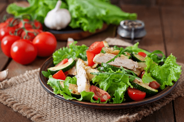 Salat med kylling og grøntsager er en god mulighed for en let middag efter træning. 