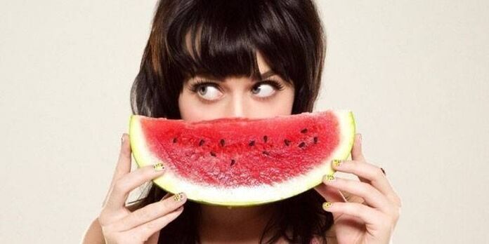 pige med vandmelon på en vandmelon diæt