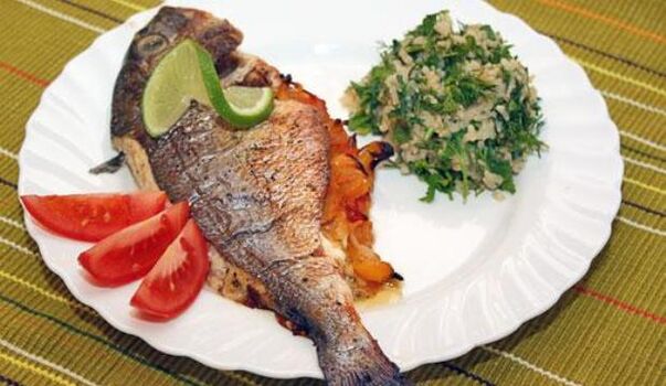 Lean fisk med salat i menuen gigt kost