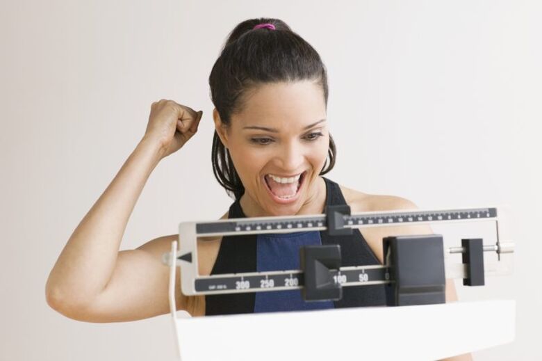 kvinde glad for at tabe sig på maggi diæt